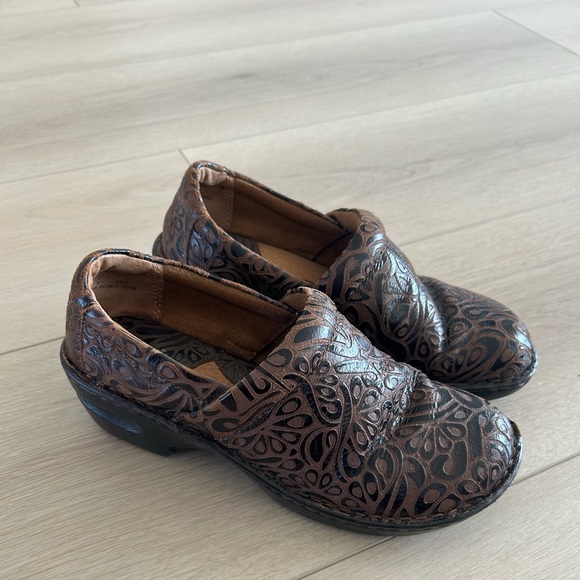 BOC Born Concept Peggy Clog Shoes Women's Size 9 Brown Tooled Leather Excellent - Picture 1 of 6